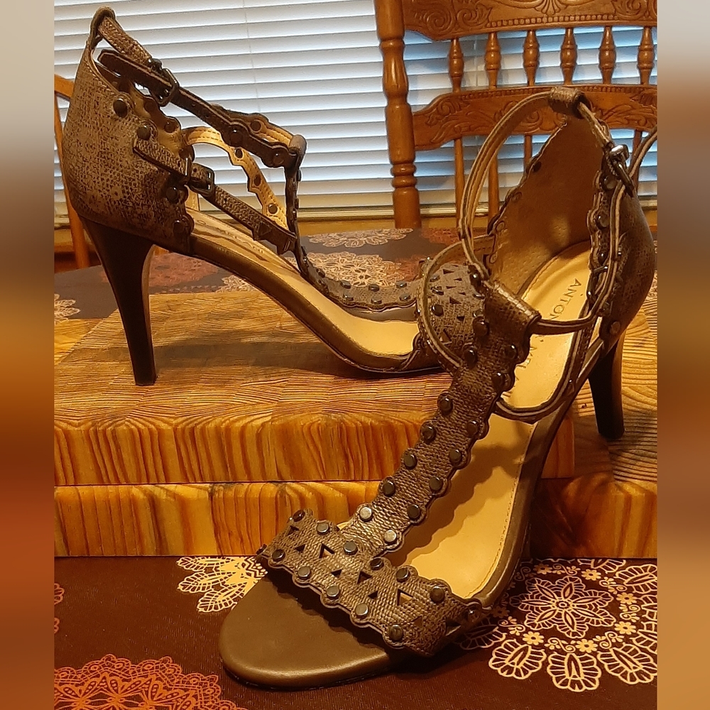 Antonio Melani Size 9.5 Heels